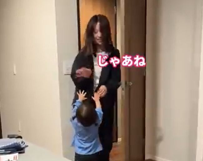 私を置いて出かけちゃうの！？ パパvsママ、その様子を見た１才ちゃんの様子がかわいすぎる！！