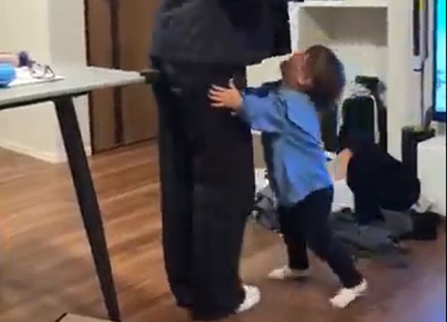 私を置いて出かけちゃうの！？ パパvsママ、その様子を見た１才ちゃんの様子がかわいすぎる！！