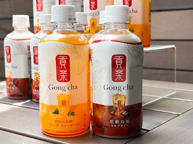テーブルに並んだ「貢茶 黒糖烏龍ミルクティー」と「貢茶 阿里山烏龍ピーチティーエード」