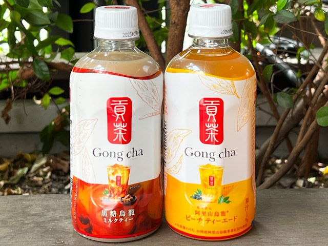 外に並んだ「貢茶 黒糖烏龍ミルクティー」と「貢茶 阿里山烏龍ピーチティーエード」