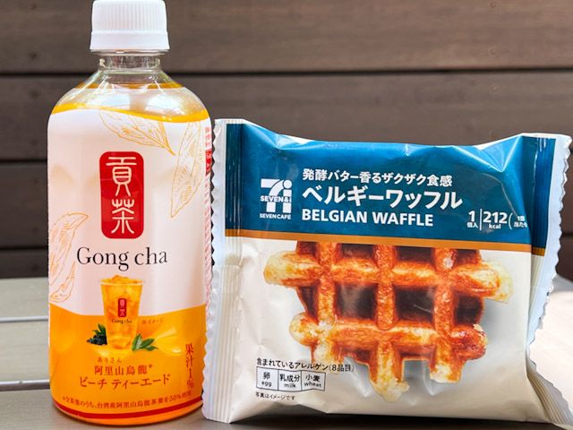 「貢茶 阿里山烏龍ピーチティーエード」と「発酵バターが香るザクザク食感 ベルギーワッフル」