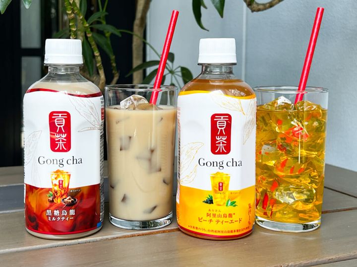 テーブルに並んだ「貢茶 黒糖烏龍ミルクティー」と「貢茶 阿里山烏龍ピーチティーエード」