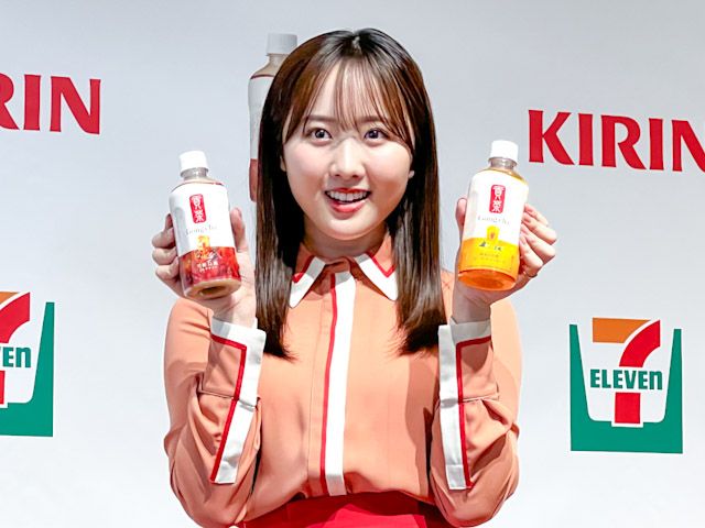 ペットボトルを持った本田望結さん