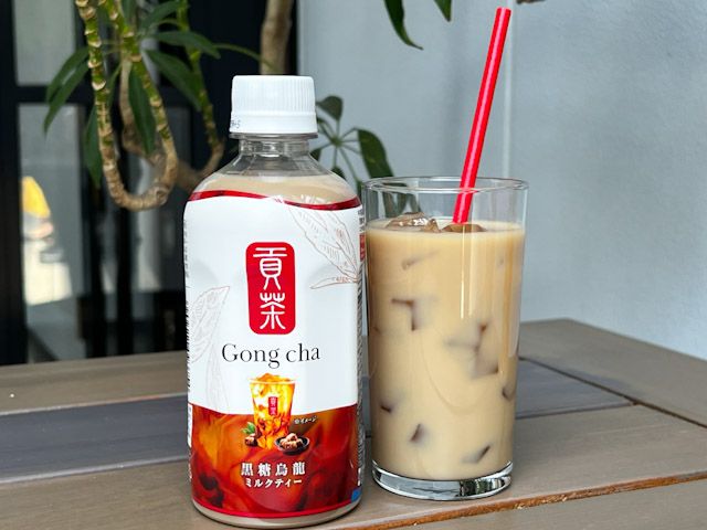 「貢茶 黒糖烏龍ミルクティー」のペットボトルとグラス