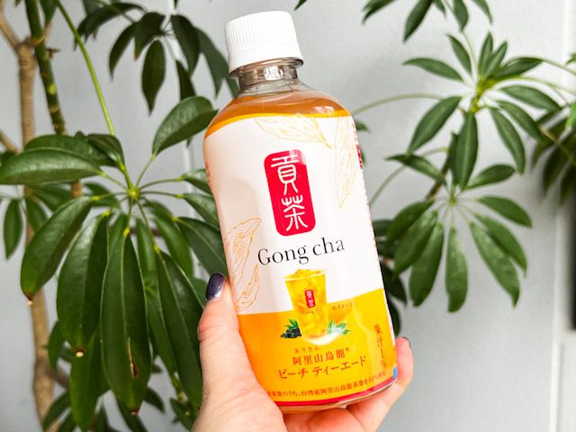 手に持ったテーブルに並んだ「貢茶 阿里山烏龍ピーチティーエード」