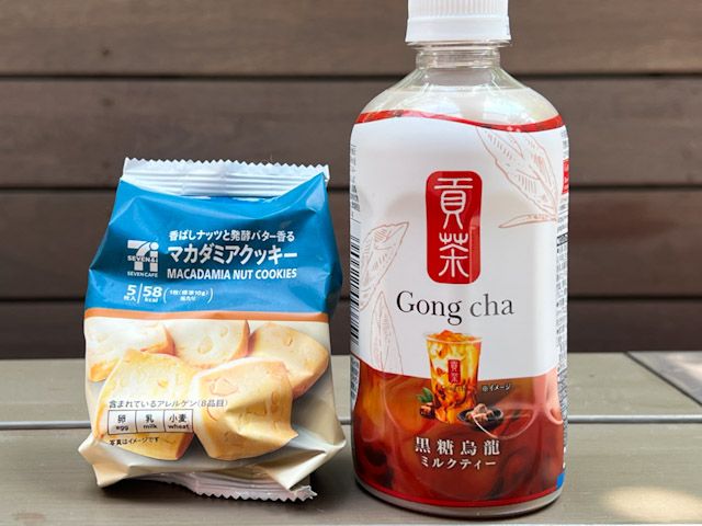 「貢茶 黒糖烏龍ミルクティー」と「香ばしナッツと発酵バター香る マカダミアクッキー」