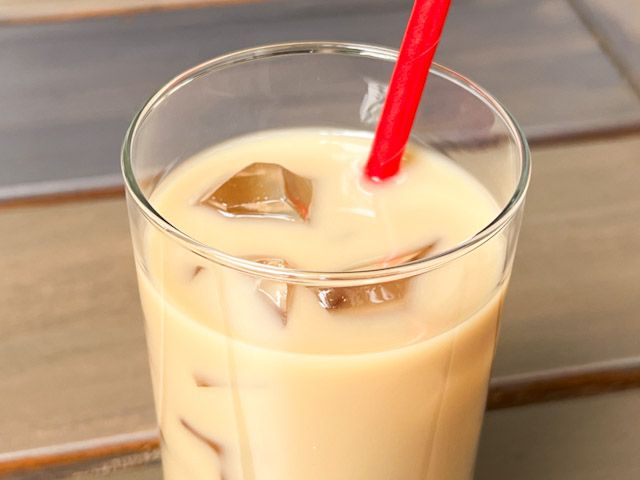 グラスに入った「貢茶 黒糖烏龍ミルクティー」