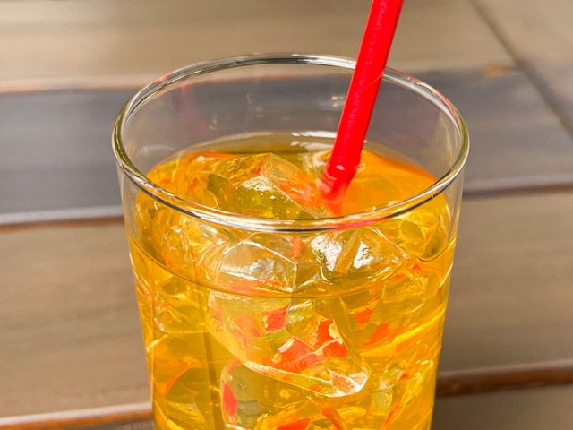 グラスに入った「貢茶 阿里山烏龍ピーチティーエード」