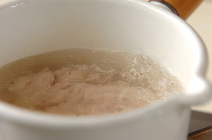 鶏とワカメの酢の物の下準備1