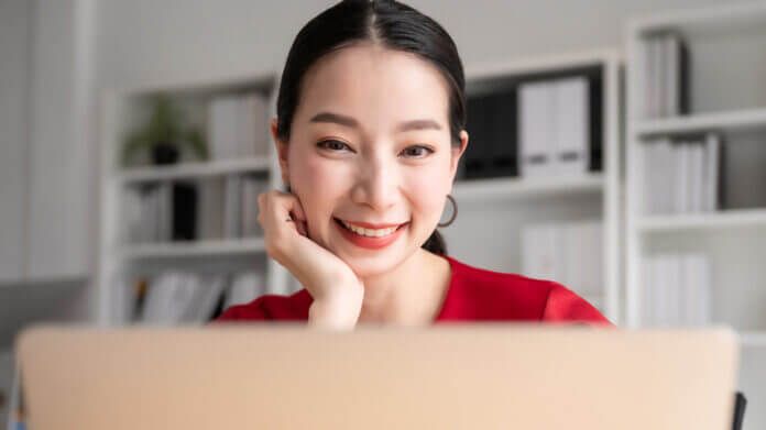 男性ウケ抜群！ 職場で尊敬される「中年女性」の特徴8選