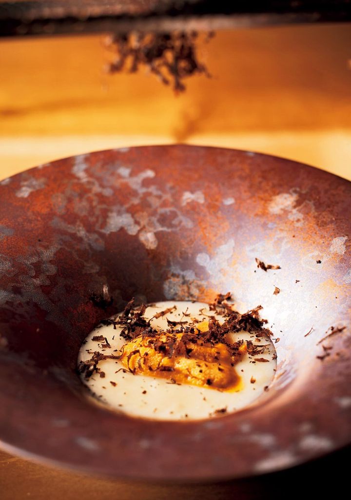 大門『浩也 東京前』の蛤だし、牛乳と発酵バターを合わせてピューレ状にした百合根を揚げたホワイトアスパラガスにかけ、その上にウニ、そしてトリュフをたっぷりとかけた一品