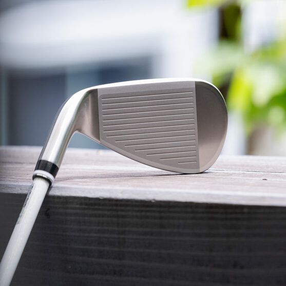 「次もうまく打てる」安心して飛ばせるパールホワイトなゼクシオ【試してみた！】