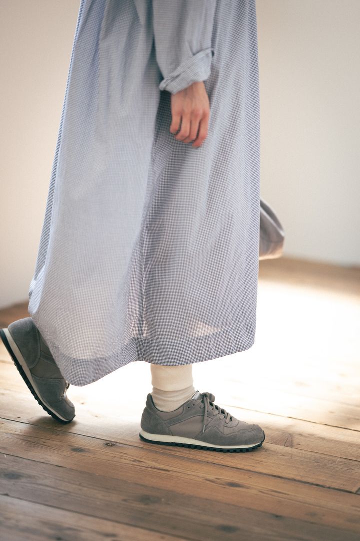 “グレーのスニーカー”着まわし2選。初夏らしい淡いトーンのコーデに合わせたい！【FUDGE FRIEND おしゃれさんの毎日コーディネート｜田中真里奈】