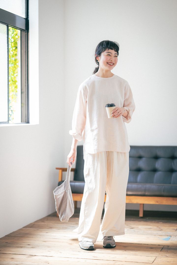 “グレーのスニーカー”着まわし2選。初夏らしい淡いトーンのコーデに合わせたい！【FUDGE FRIEND おしゃれさんの毎日コーディネート｜田中真里奈】