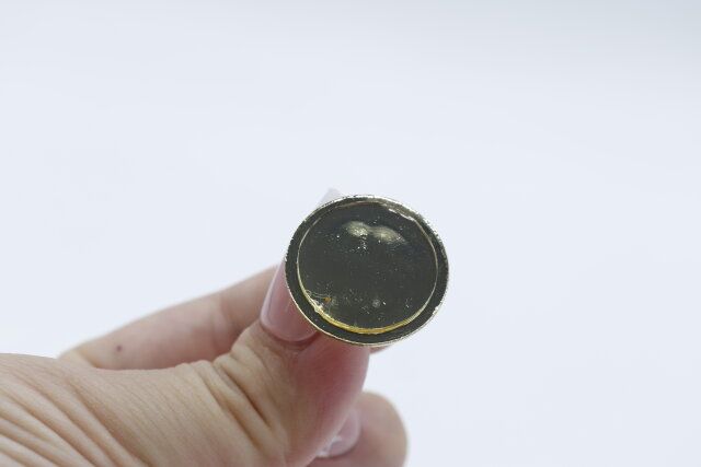 セリアのスマホチャームベース ゴールド＆シルバーの裏面