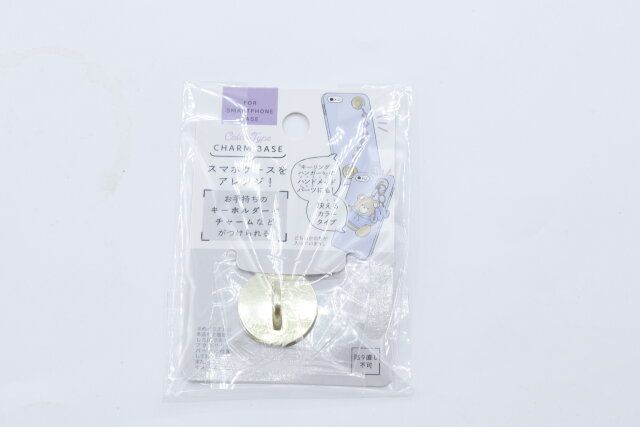 セリアのスマホチャームベース ゴールド＆シルバーのパッケージ