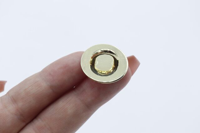 セリアのスマホチャームベース ゴールド＆シルバーのゴールド