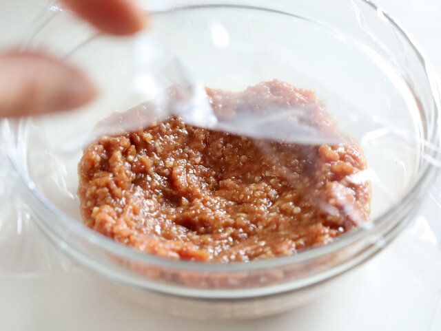 ラップをかけてレンジで加熱する