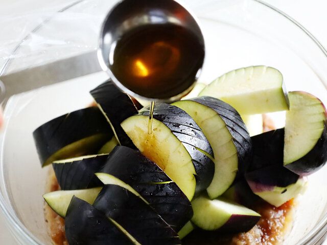 ナスを入れてごま油をかけて混ぜる