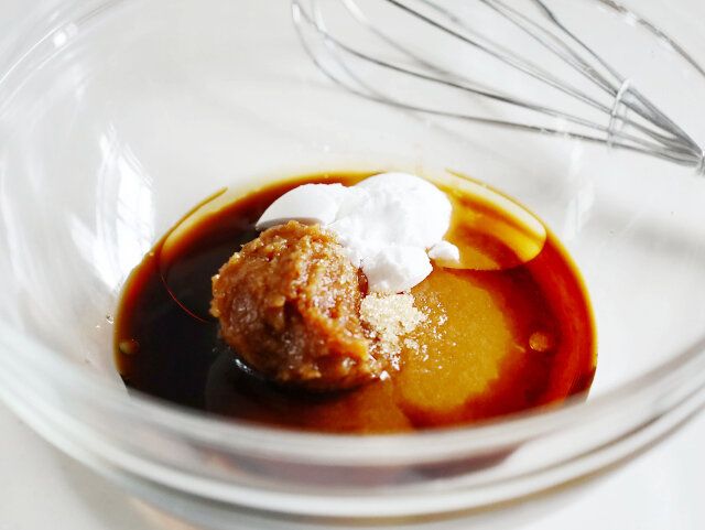 ボウルに調味料を入れて混ぜる