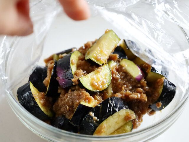 ラップをかけてレンジで加熱し、蒸らす