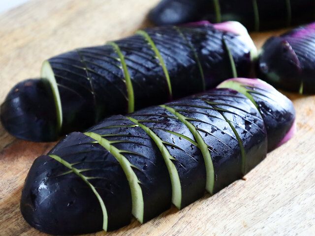 ナスに切り込みを入れる