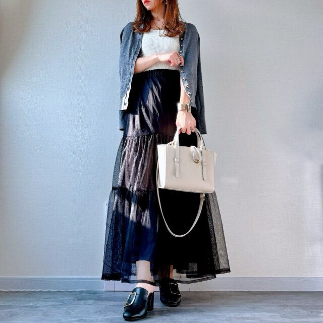 GUリブニットスクエアネックタンクトップとカーディガンとシアースカートコーデ