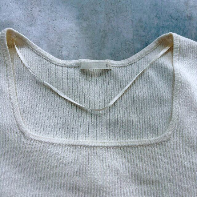 GUリブニットスクエアネックタンクトップのスクエアネック部分
