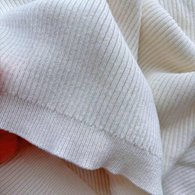 GUリブニットスクエアネックタンクトップの生地感