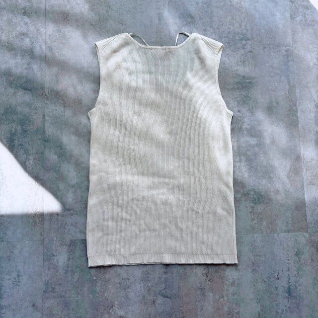 GUリブニットスクエアネックタンクトップの背面