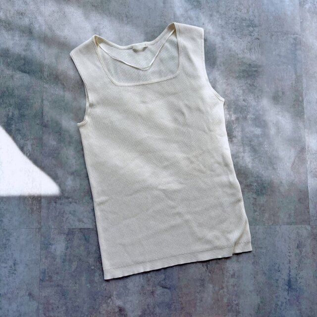 GUリブニットスクエアネックタンクトップのナチュラルカラー