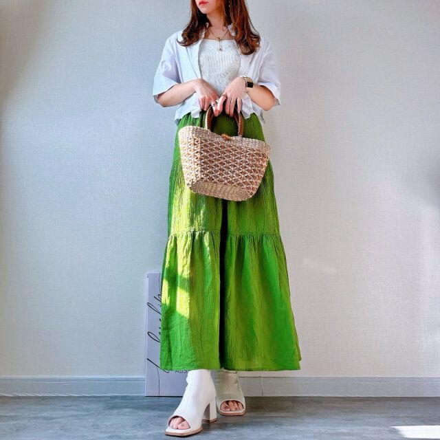 GUリブニットスクエアネックタンクトップとシャツとグリーンのフレアスカートコーデ