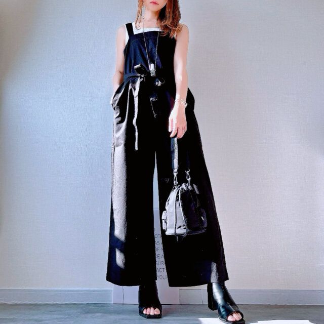 GUリブニットスクエアネックタンクトップとサロペットコーデ