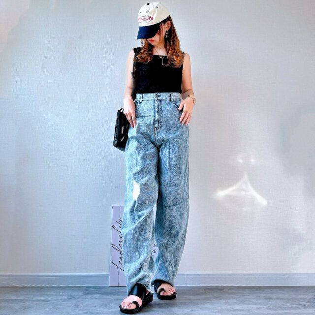 GUリブニットスクエアネックタンクトップとウォッシュデニムコーデ