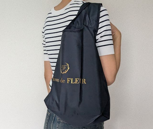 ショッピングバッグ持った