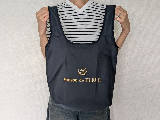 MaisondeFLEURBAGネイビー持ったところ