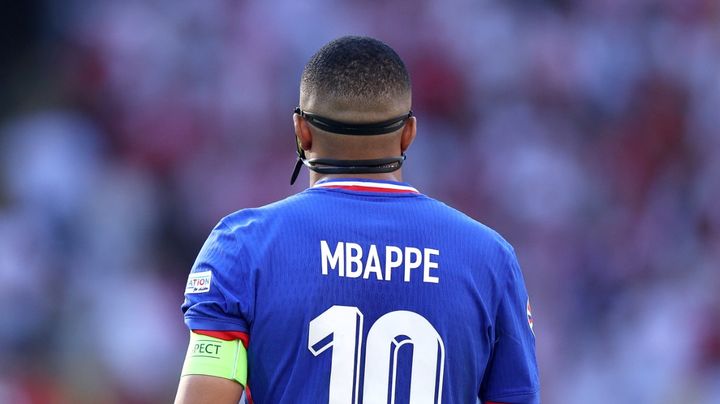 EUROで鼻骨骨折のエムバペ、フェイスマスクの“形状”を変更！その理由は