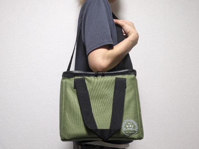 保冷バッグ肩にかけたところ