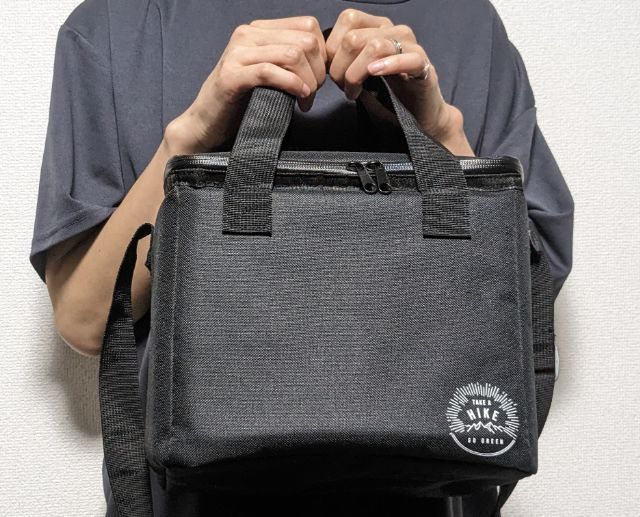 保冷バッグ手に持ったところ