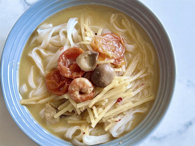 「成城石井 desica 4種具材の濃厚トムヤムクン ココナッツクリーム仕立て」と「サジャン ライスヌードル(フォー)」のアレンジ料理