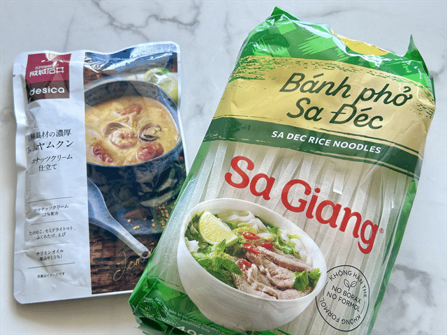 成城石井 desica 4種具材の濃厚トムヤムクン ココナッツクリーム仕立て サジャン ライスヌードル（フォー）