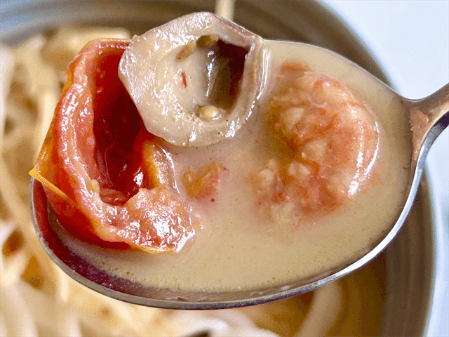 「成城石井 desica 4種具材の濃厚トムヤムクン ココナッツクリーム仕立て」アップ