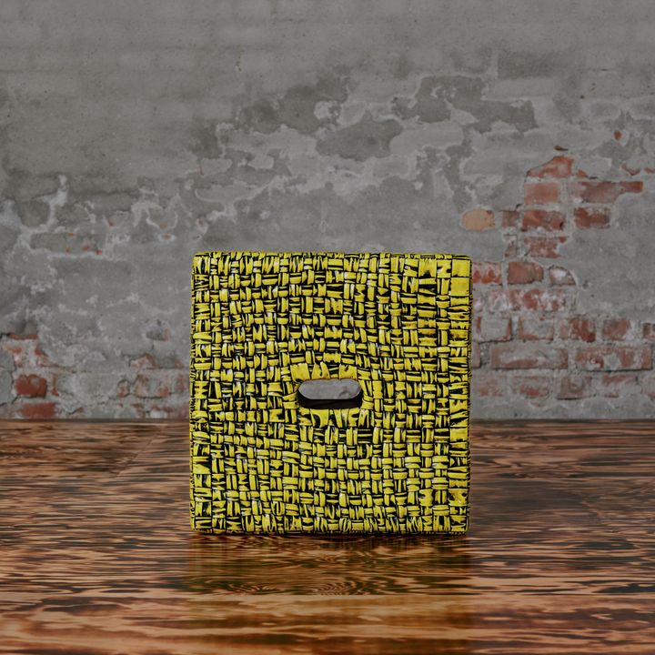 ボッテガ・ヴェネタ：カッシーナ社とル・ コルビュジエ財団と提携し、壮大なインスタ レーション「On the Rocks」を発表したボッ テガ・ヴェネタ。会場には木製のスツールな どに加え、ブランドのシグネチャーであるイ ントレチャート フーラード技法(編み込みレ ザー技法)で覆われたスツールも展示された。