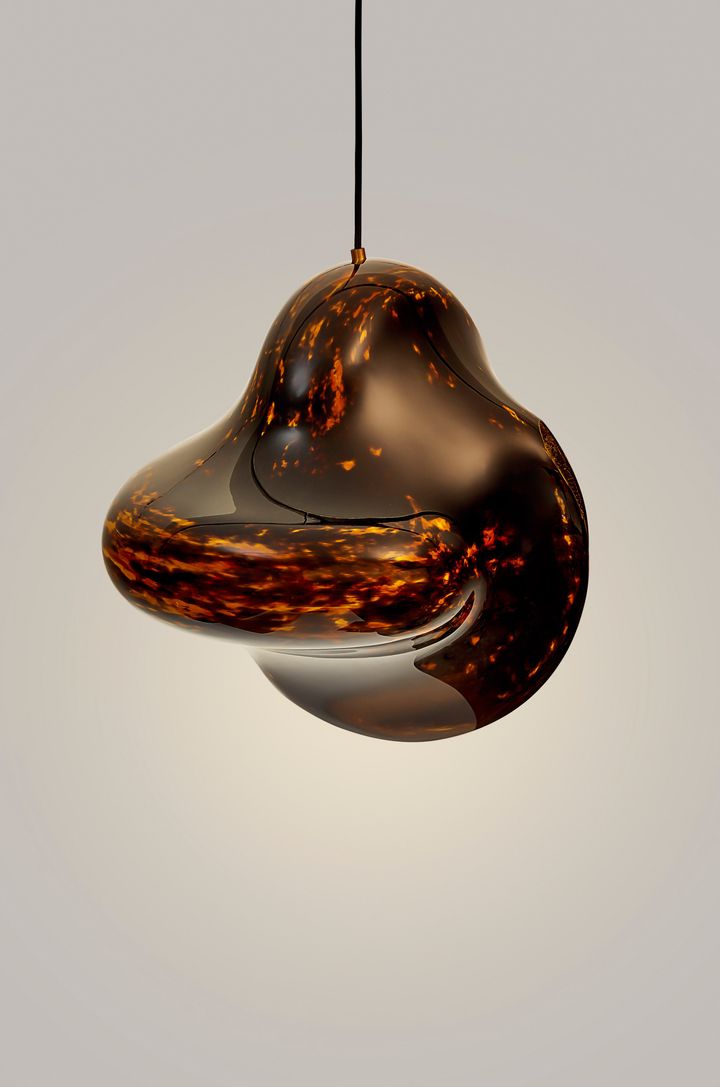 ロエベ：2019 年にロエベ財 団のクラフトプライズを受賞した漆作家の石塚源太によるペンダントランプ。