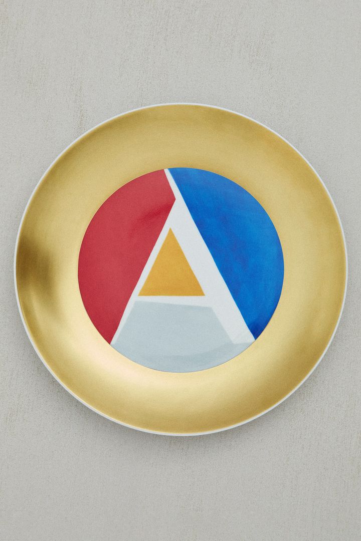 サンローラン：ジノリ 1735 とコラボレーショ ンを行い、1957 年にジオ・ポンティがデザイ ンしたオリジナルプレート12 点を復刻展示し た。