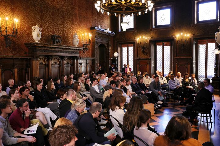 PRADA：バガッティ・ヴァ ルセッキ美術館で開催されたシンポジウム、「PRADA FRAMES」の様子。今年は居住空間 に目を向けた「Being Home」をテーマに、建 築家や人文学者など、各界から専門家が招か れて講演が行われた。
