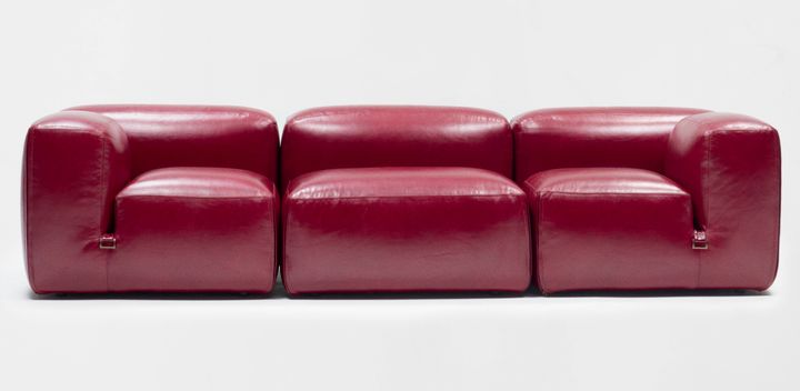 グッチ：「Tacchini x GUCC“I Le Mura”ソファ」(グッチ)。