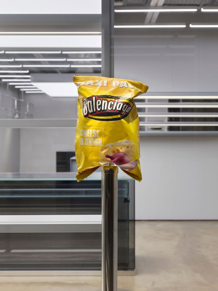 バレンシアガ：何年にもわたり続いている「アート・イ ン・ストアプロジェクト」の一環として、アメ リカ人アーティストのアンドリュー・J・グリ ーンの 8 つのオリジナル作品を展示。写真はその一つであるレザー製の Chips Bag。