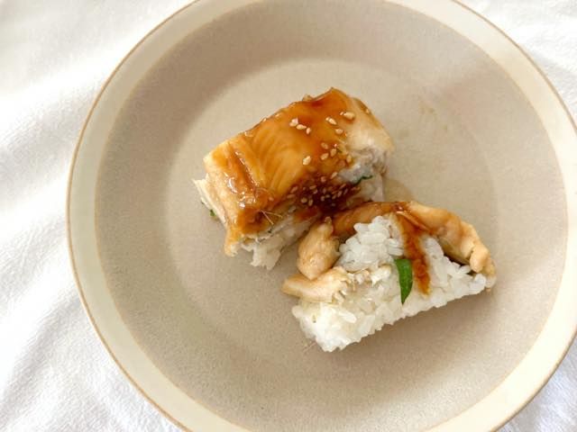 ロピアオリジナル、海鮮魚萬の穴子バッテラをお皿に並べる