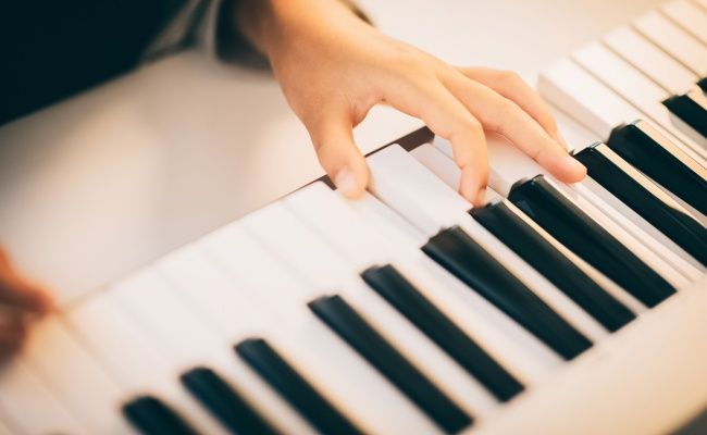 ピアノを弾くママ